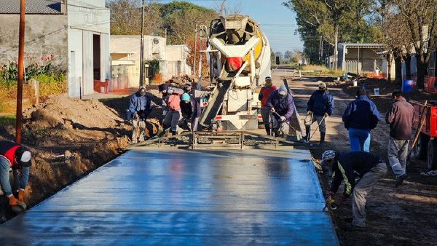 OBRA. Cuadrilla de empleados comunales trabajando en la primera cuadra de calle Alberdi.