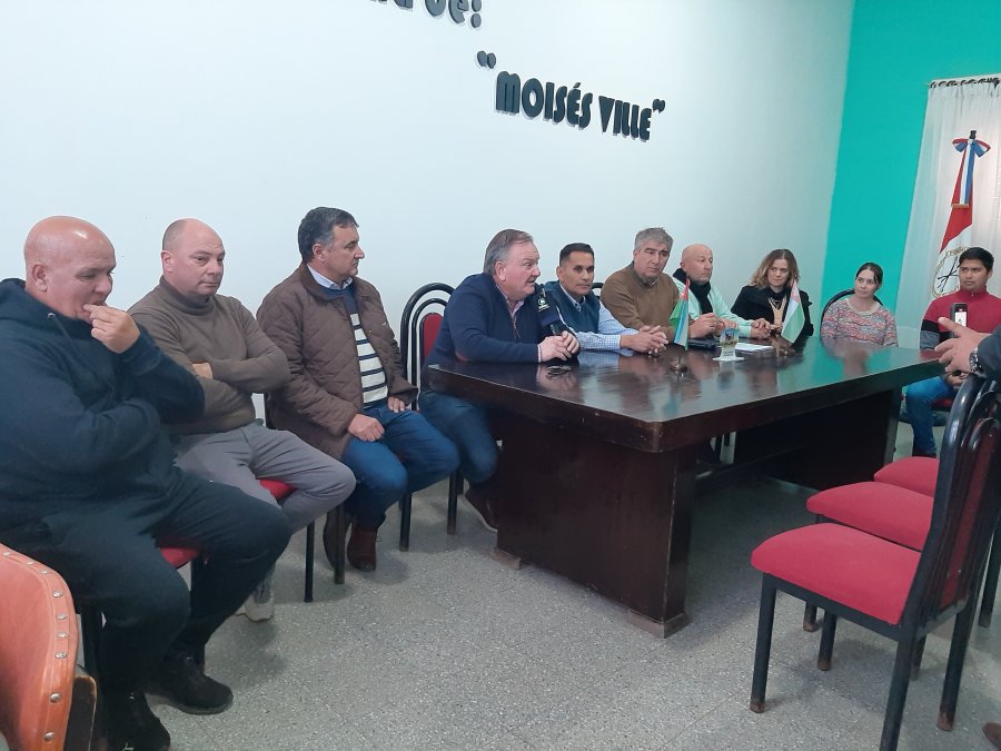 EN LA COMUNA. Las autoridades durante el acto.