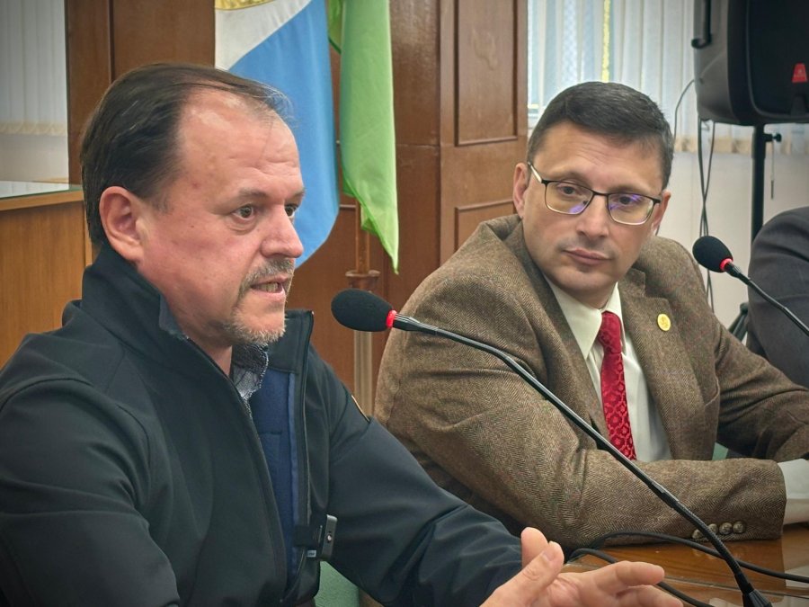 EN EL CONCEJO. Sergio Aladio intercambi&oacute; ideas con los ediles en su visita a la ciudad.