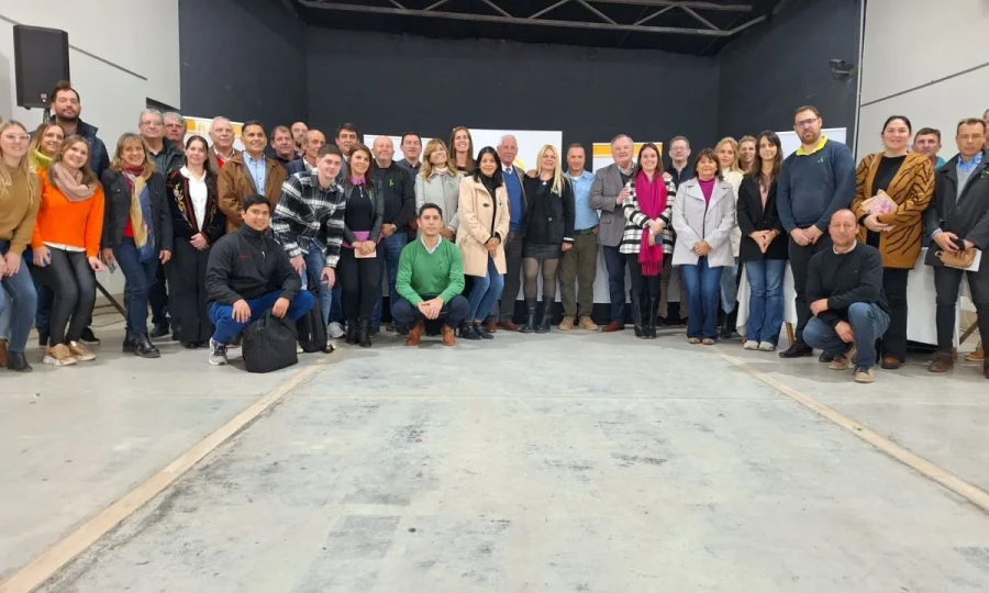 Quienes participaron de la firma de convenios.