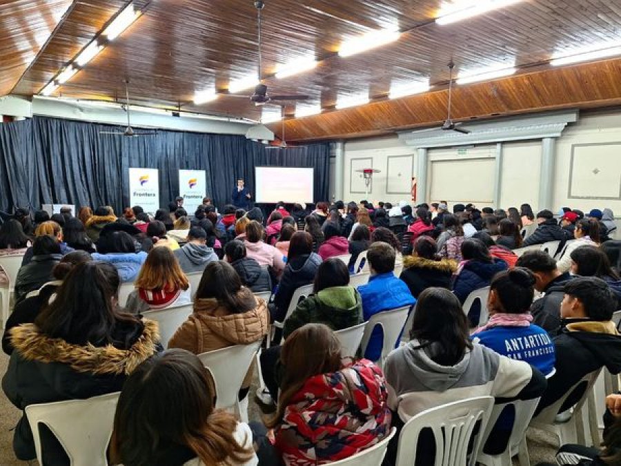 Los estudiantes siguen con inter&eacute;s la disertaci&oacute;n.