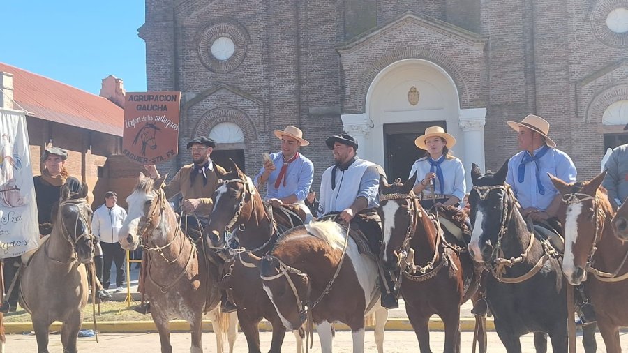 Frente al santuario de  Vignaud para participar de la procesi&oacute;n a caballo.