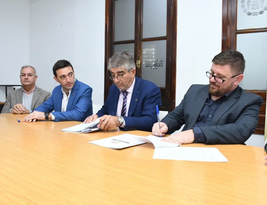 El intendente Pinotti firmando el convenio.