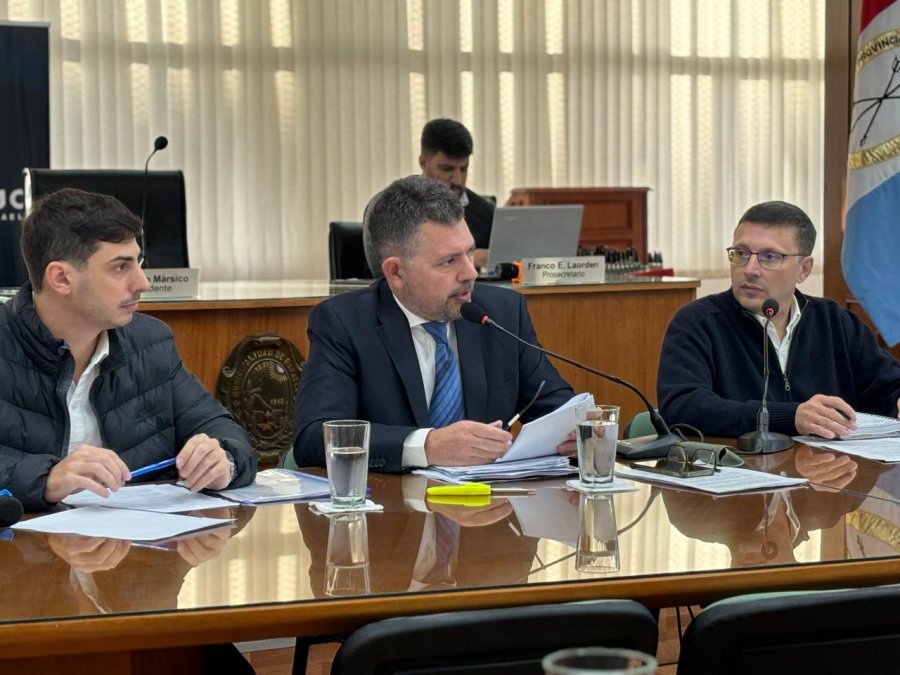 Germán Bottero, entre Nicolás Abdala y Lisandro Mársico.