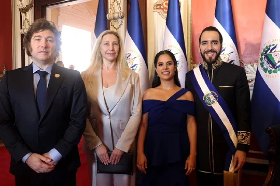 El presidente Javier Milei asisti&oacute; a la ceremonia de asunci&oacute;n de su par salvadore&ntilde;o.
