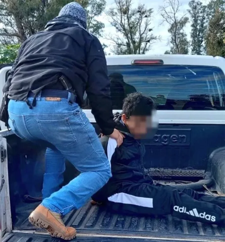 Personal de la Brigada de Capturas de la PDI detuvo al presunto autor de los tiros contra una estación de servicios y dejar una nota donde nombró a Ángel Di María.