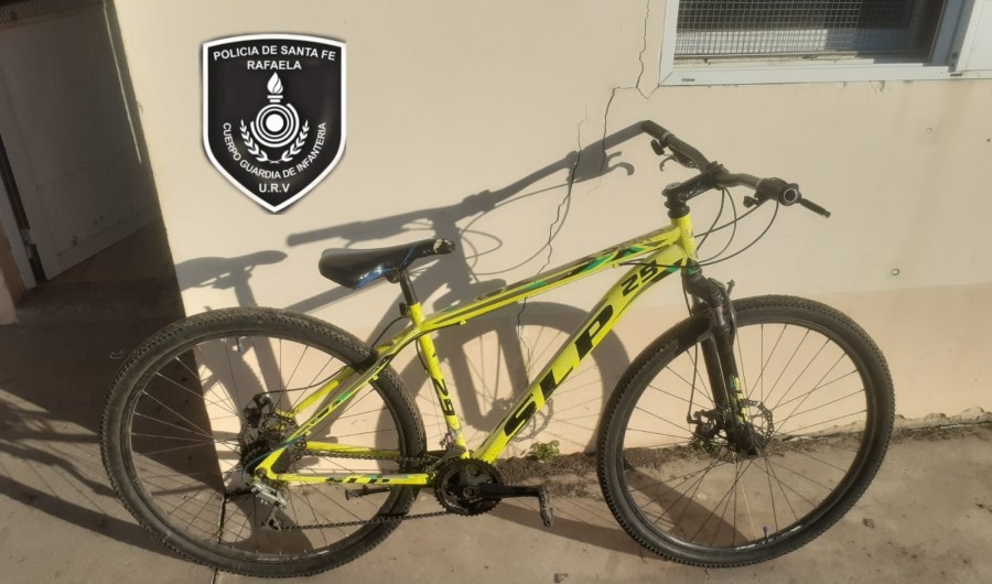 El personal de Agrupación Cuerpos procedió al secuestro de la bicicleta malhabida.