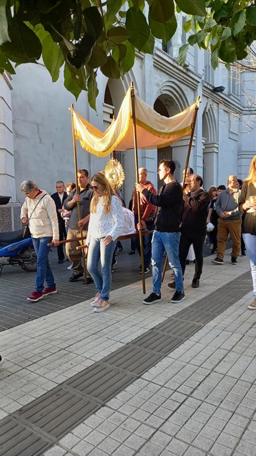 Inicio de la procesi&oacute;n, partiendo desde el templo parroquial.