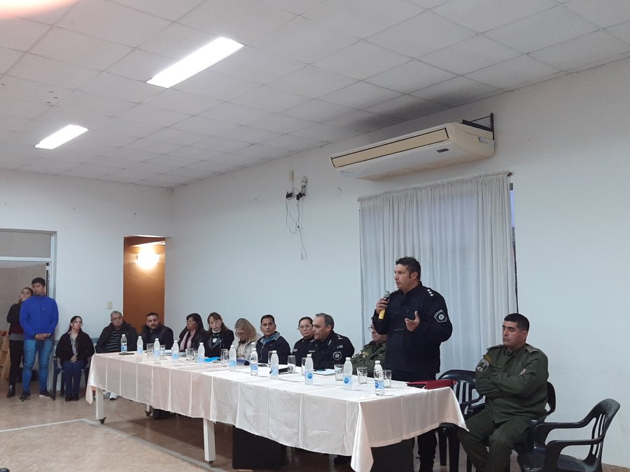 Las autoridades presidiendo el encuentro con los vecinos.