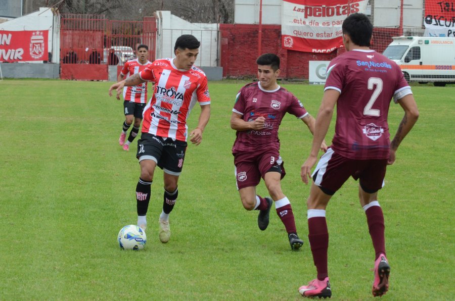 PASO EN FALSO./ Macies maniobrando ante dos rivales.