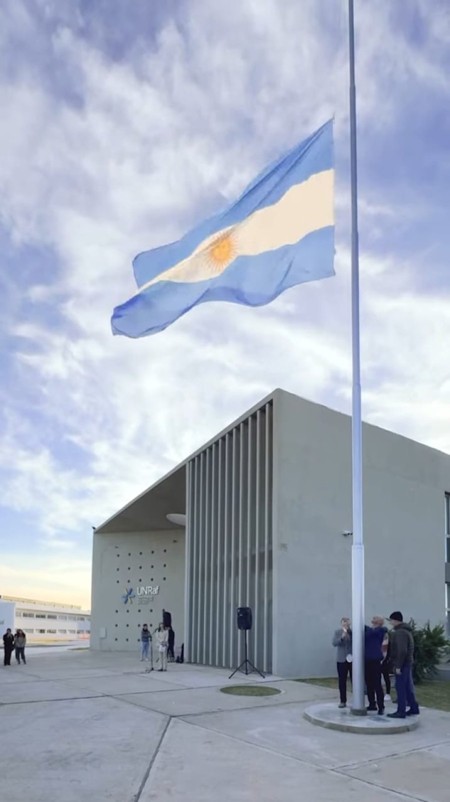 INSIGNIA PATRIA. El m&aacute;stil de la UNRaf fue inaugurado el pasado 20 de mayo.