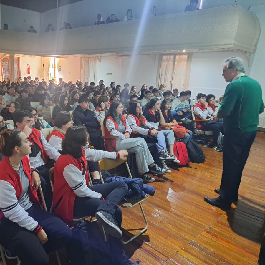 Estudiantes sumamente interesados en la exposici&oacute;n.