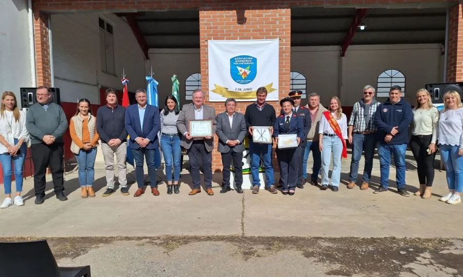 Los legisladores acompa&ntilde;ando la celebraci&oacute;n de Bomberos.