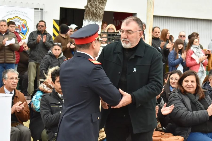 El jefe del cuartel bomberil recibe el saludo del Intendente.