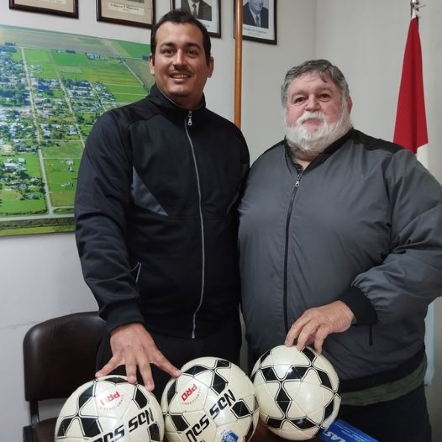 Mateo Mensa y Marcelo Bocco durante la entrega.