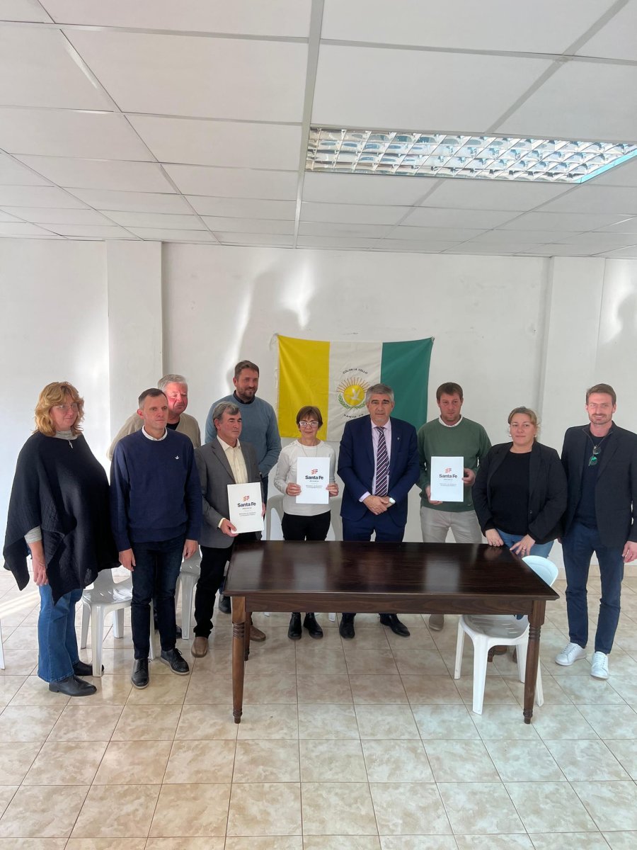 Quienes participaron de la firma de los convenios.