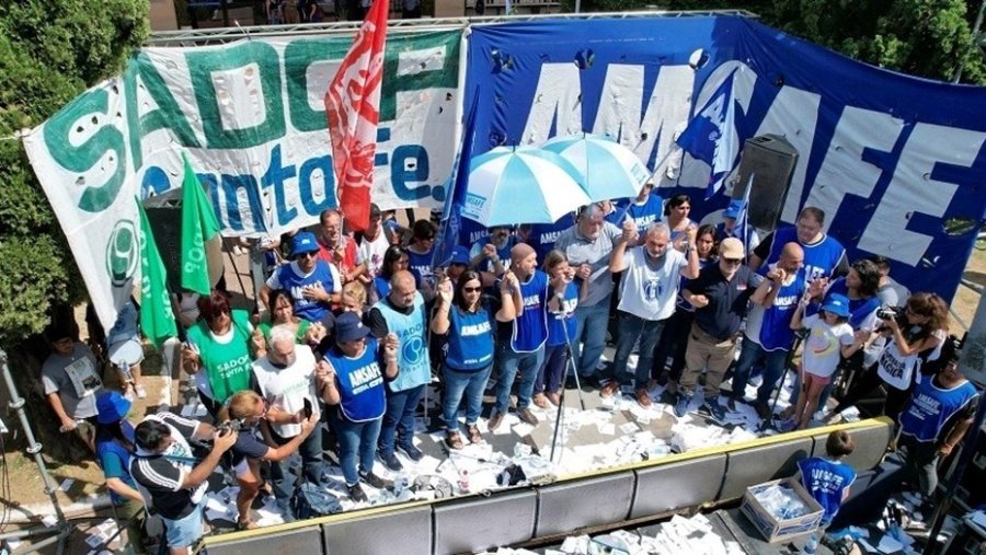EN PIE DE GUERRA. Los docentes públicos santafesinos quieren que se retrotraiga la medida.