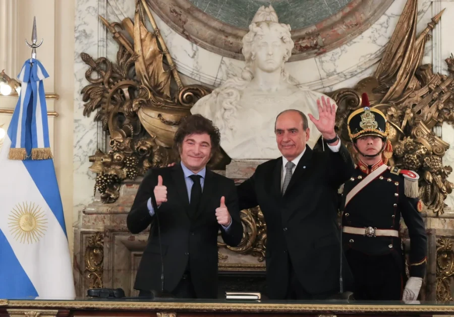 El presidente, Javier Milei, junto al jefe de Gabinete, Guillermo Francos.