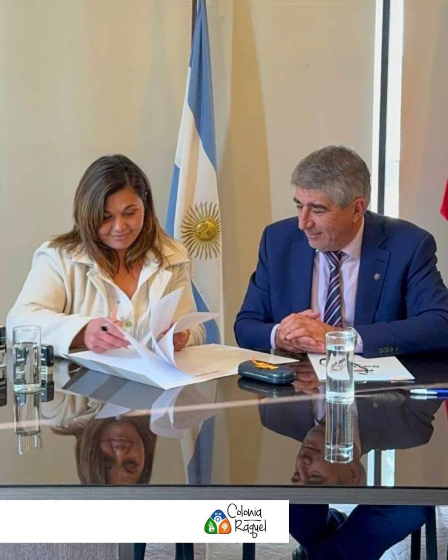 Luciana Peter firma el acuerdo, observa Fabi&aacute;n Bast&iacute;a.