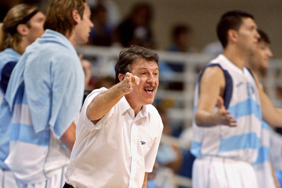 Rubén ordena durante Atenas 2004. Detrás, Herrmann, Oberto, Fernández y Delfino.