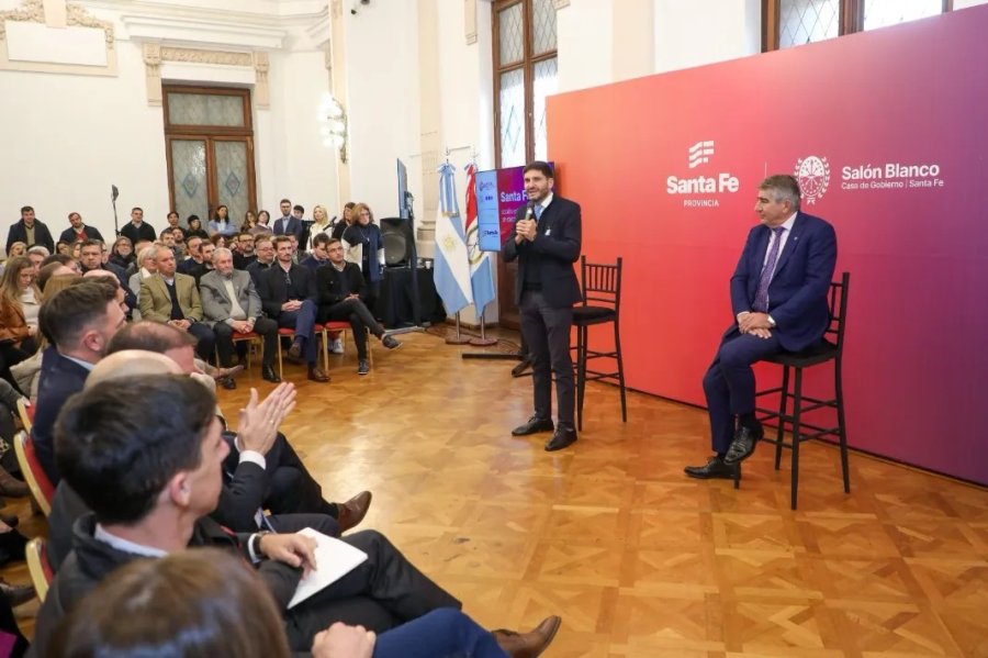 Maximiliano Pullaro se dirige a los asistentes.