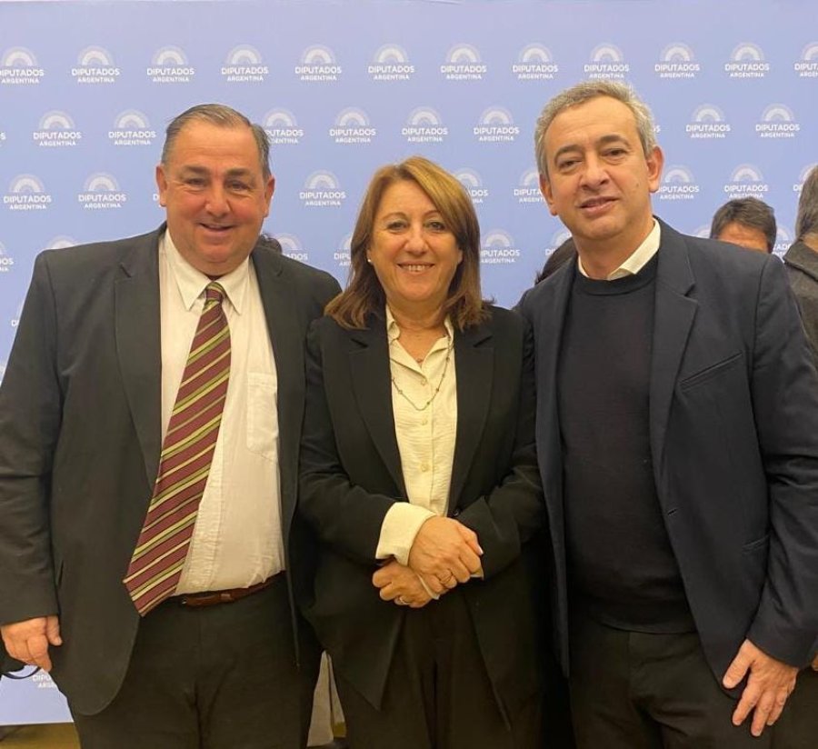 Los intendentes de Santa Fe, Juan Pablo Poletti y de Rosario, Pablo Javkin, junto a la diputada nacional, M&oacute;nica Fein.