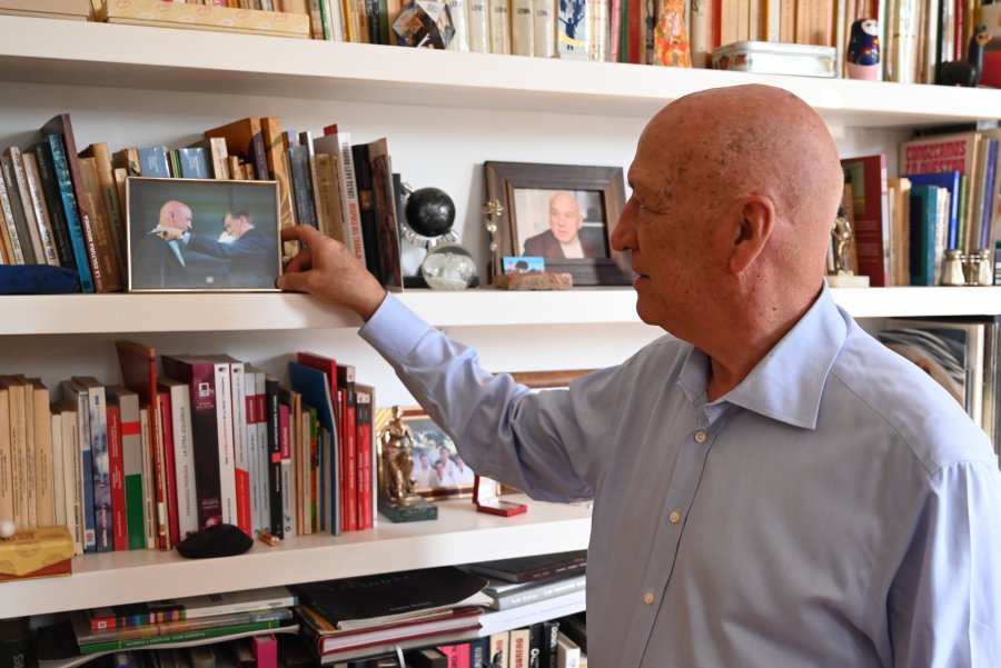 Antonio Bonfatti muestra un portaretrato con una foto compartida con Hermes Binner.