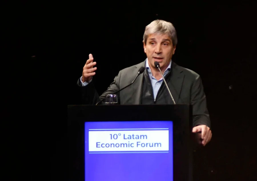 El ministro de econom&iacute;a, Luis Caputo, expone en el Latam Economic Forum 2024.