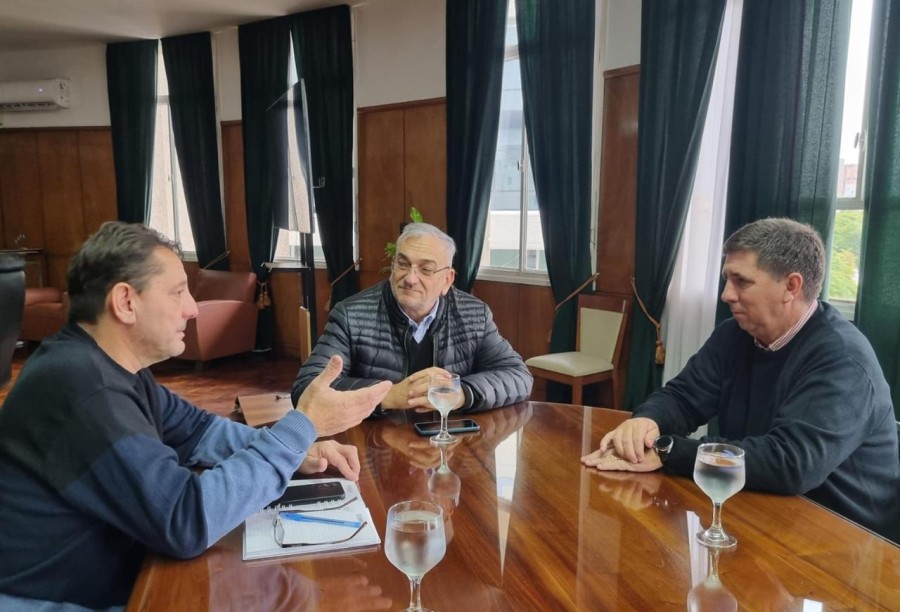 Picinato, Calvo y Pirola durante el encuentro.