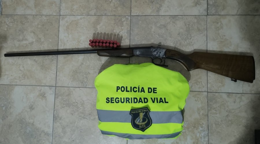 La escopeta calibre 22 y caja de municiones incautados en rutas de San Cristóbal.