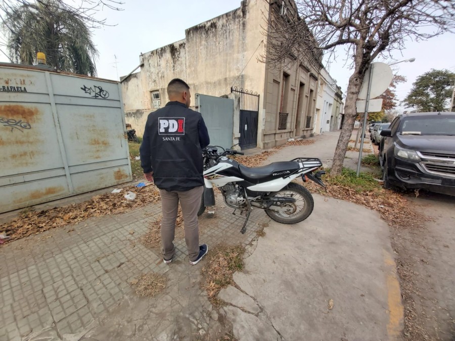 El conductor del rodado abandonó la motocicleta en el barrio 2 de Abril y se dio a la fuga. 