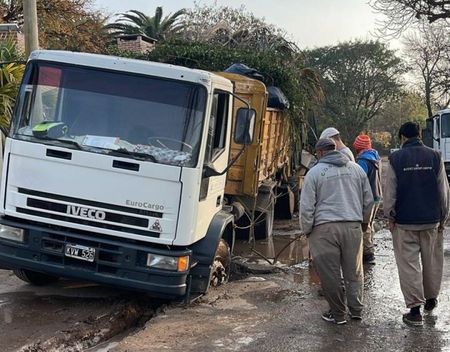 El cambi&oacute;n atascado tras la rotura del pavimento y del ca&ntilde;o de agua corriente.