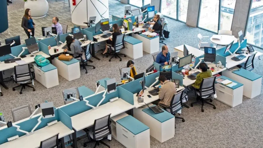 TRABAJO. Una oficina "híbrida" en una jornada laboral cualquiera.