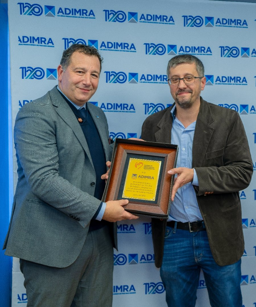EVENTO. Juan Pablo Frund (derecha) entrega una placa en representación de la Cámara de Industriales Metalúrgicos de Rafaela a Elio del Re, presidente de ADIMRA.