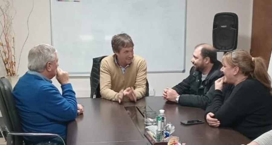 VISITA. Un instante del encuentro con Carlos De Lorenzi.