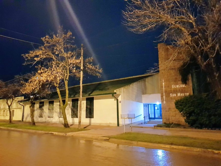 ESCUELA GENERAL SAN MART&Iacute;N. La fachada del edificio que celebra una gran trayectoria en la comunidad.