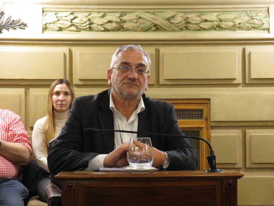 El legislador en su banca.