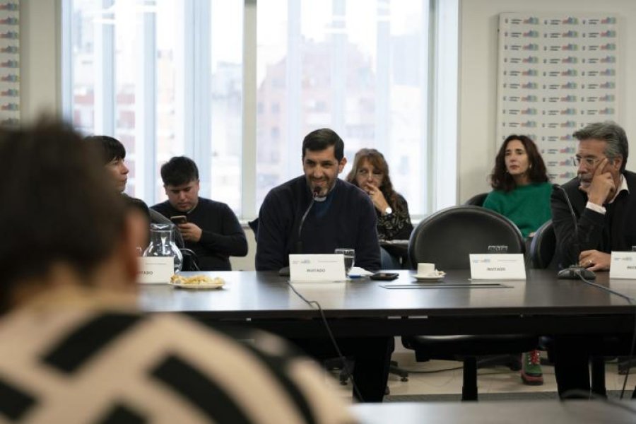 El delegado arquidiocesano hablando en la Legislatura cordobesa.