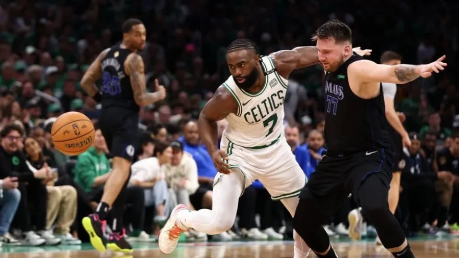 EN ACCION./ Jaylen Brown y Luka Doncic pelean por una pelota en el Juego 1 de las Finales.