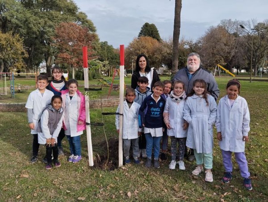 El Presidente Comunal con el grupo que particip&oacute; en la plantaci&oacute;n.