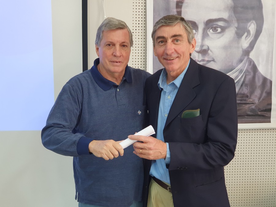 Emilio Grande hizo entrega del reconocimiento a V&iacute;ctor Fux.