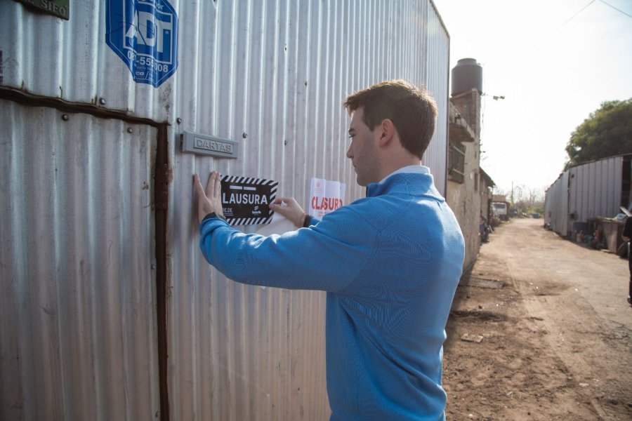 Un funcionario judicial coloca una faja en la estructura.