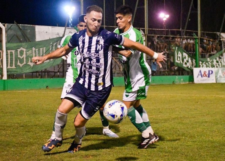 QUIERE UNA ALEGRIA./ El Bicho Verde juega en Corrientes.