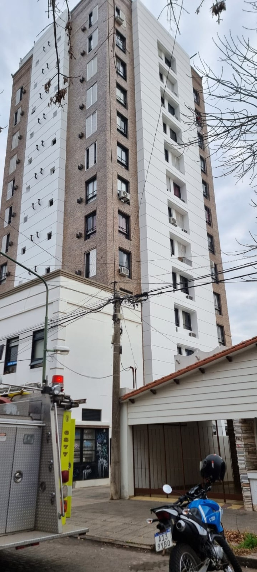 El edificio está ubicado en intersección de calles Necochea y Saavedra.