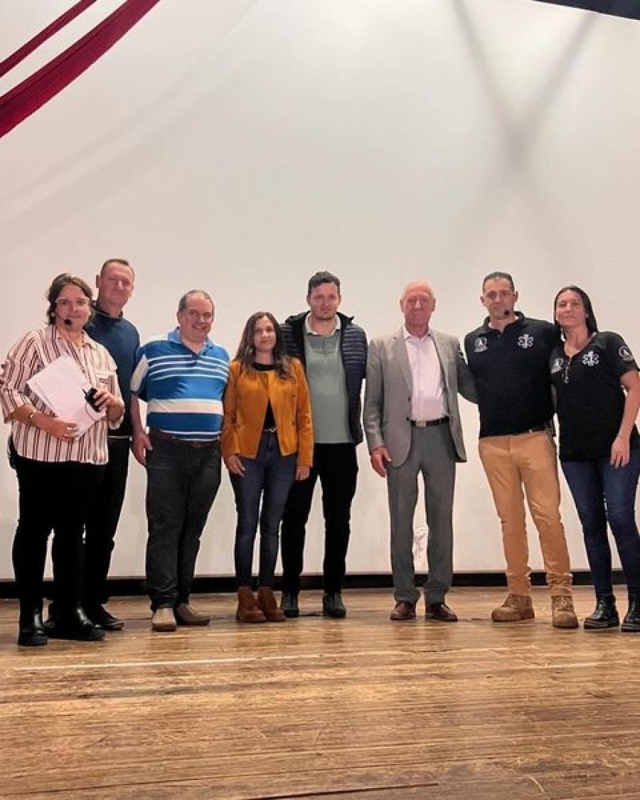 Autoridades y capacitadores durante el curso.