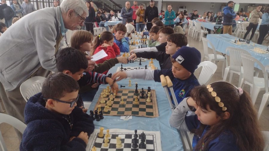 Carlos Cordo&ntilde;o y sus ajedrecistas.