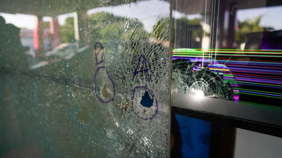 Dos de los impactos en los vidrios del bar de la estación de servicio de Oroño y Lamadrid el 29 de mayo pasado.