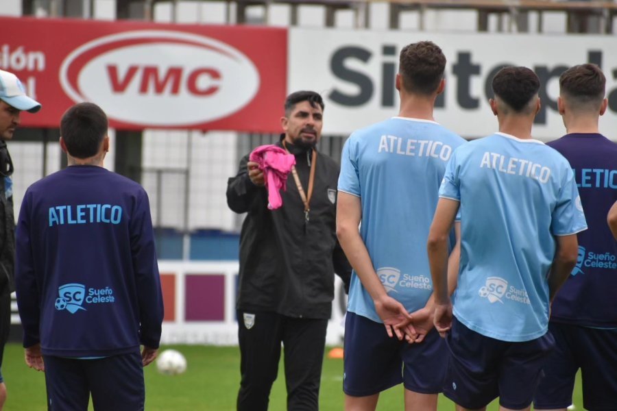 FRANCO MENDOZA, DT INTERINO, EN LA ÚLTIMA PRÁCTICA DE LA CREMA