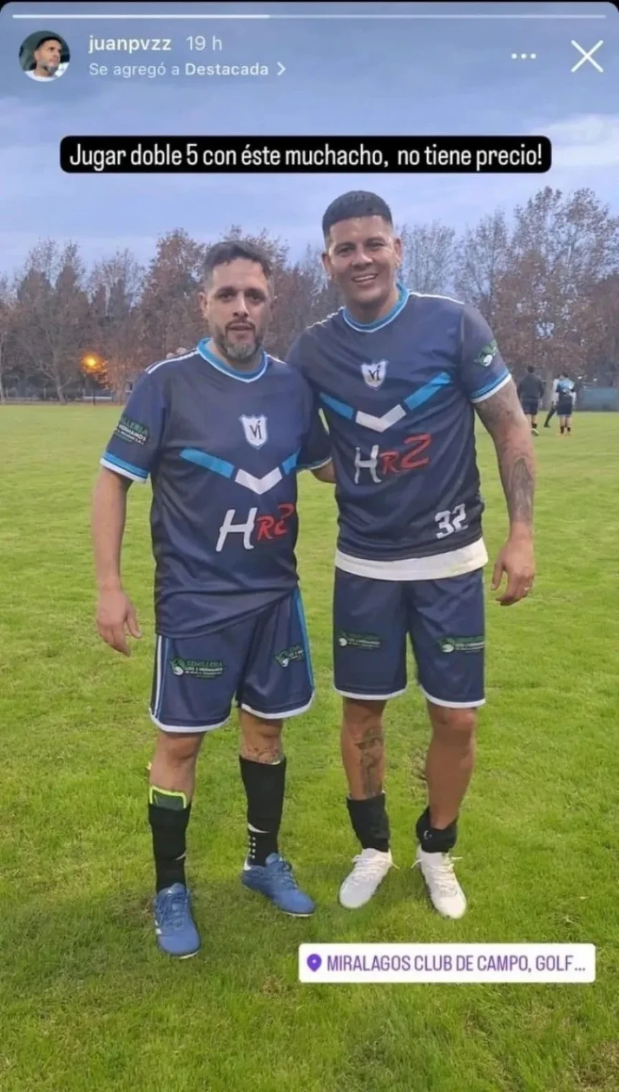 CON LOS AMATEURS./ El futbolista de Boca en la foto que se hizo viral.