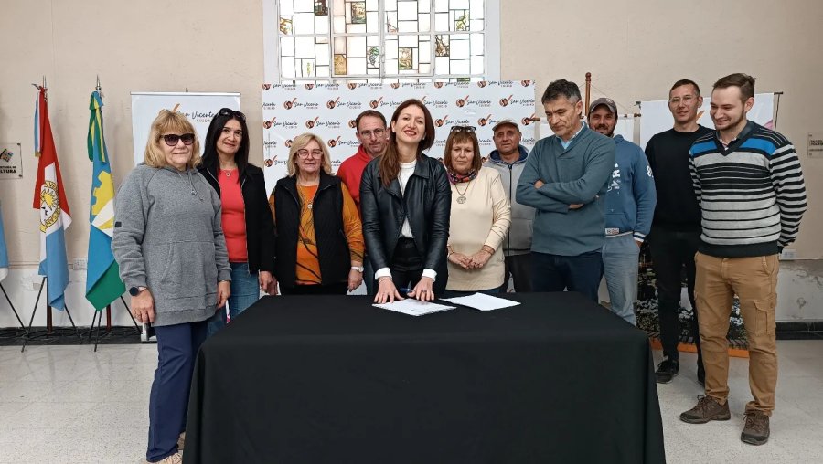 Quienes participaron de la firma del acuerdo.